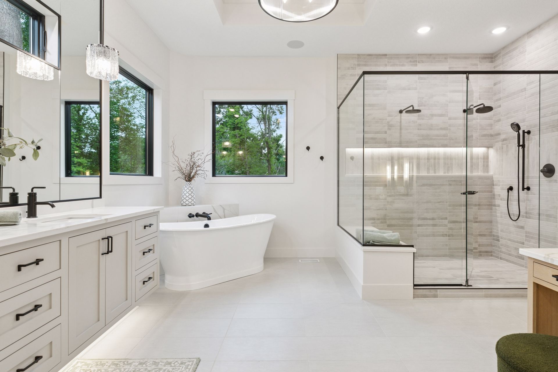 Corner free-standing tub